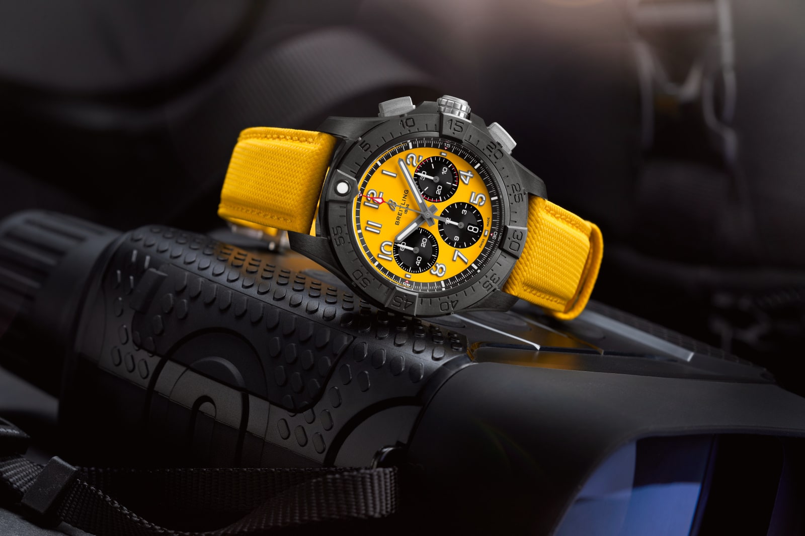Avenger B01 Chronograph 44 Night Mission - Gelb