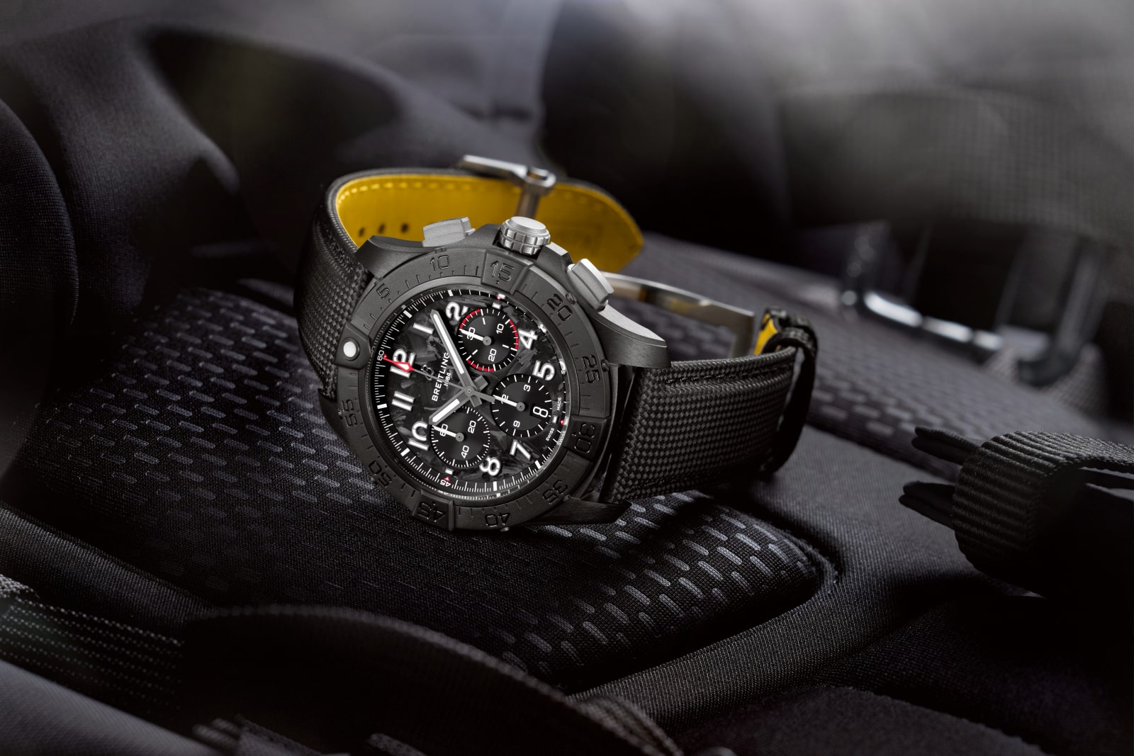 Avenger B01 Chronograph 44 Night Mission - Kohlefaser Zifferblatt