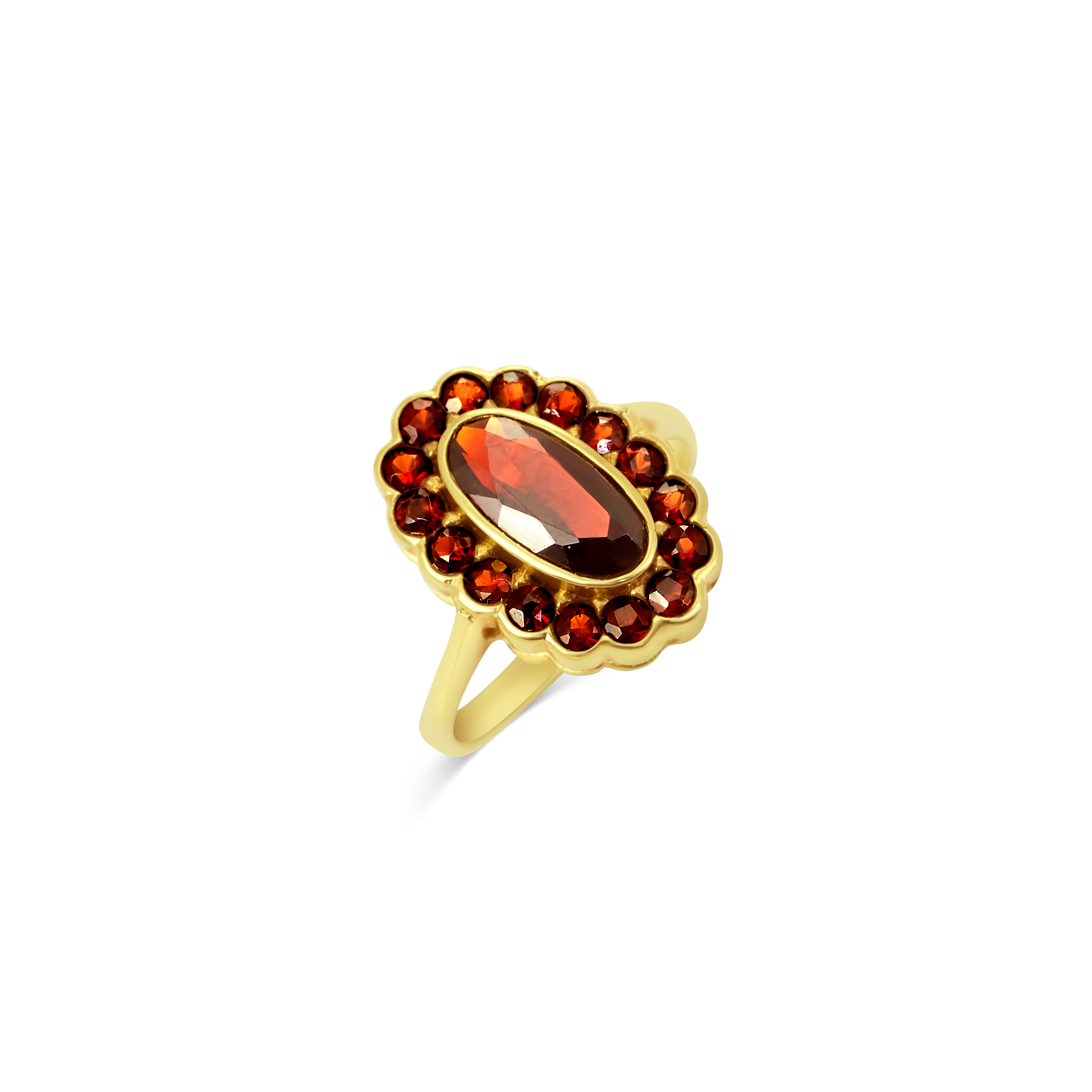 Böhmischer Granat Ring 375 Gelbgold 3,8 g mit 29 Granaten – ovaler Mittelstein in Zargenfassung